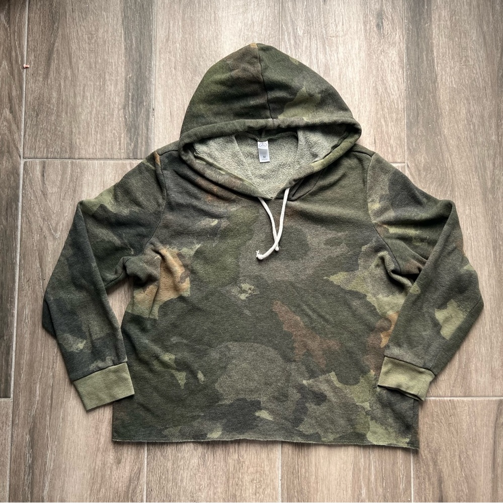 Awesome cropped camo hooded sweatshirt by alternative M